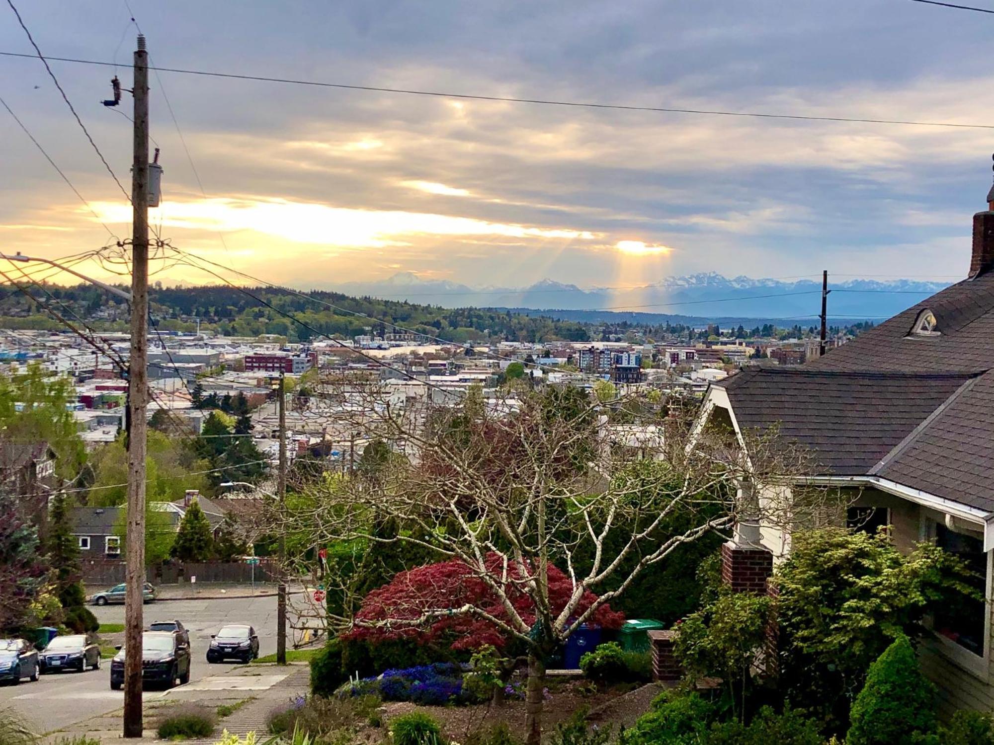 Blue Oasis With Amazing Olympic Views * Seattle
